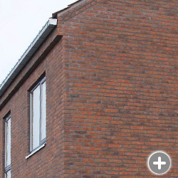фото дома с фасадом из облицовочного кирпича randers tegl в цвете RT 445 rotbunt фасад из кирпича ручной формовки