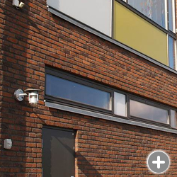 фото дома с фасадом из облицовочного кирпича randers tegl в цвете RT 445 rotbunt фасад из кирпича ручной формовки