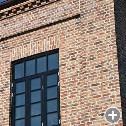 фото дома с фасадом из облицовочного кирпича randers tegl в цвете RT 452 Bunt Gotik фасад из кирпича ручной формовки