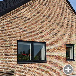 фото дома с фасадом из облицовочного кирпича randers tegl в цвете RT 452 Bunt Gotik фасад из кирпича ручной формовки